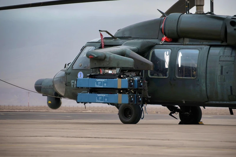Helic�ptero Black Hawk AH-60L Arp�a de la Fuerza A�rea Colombiana (FAC) presente en Salitre 2026, equipado con lanzadores Spike NLOS inertes. (Foto: FACh)